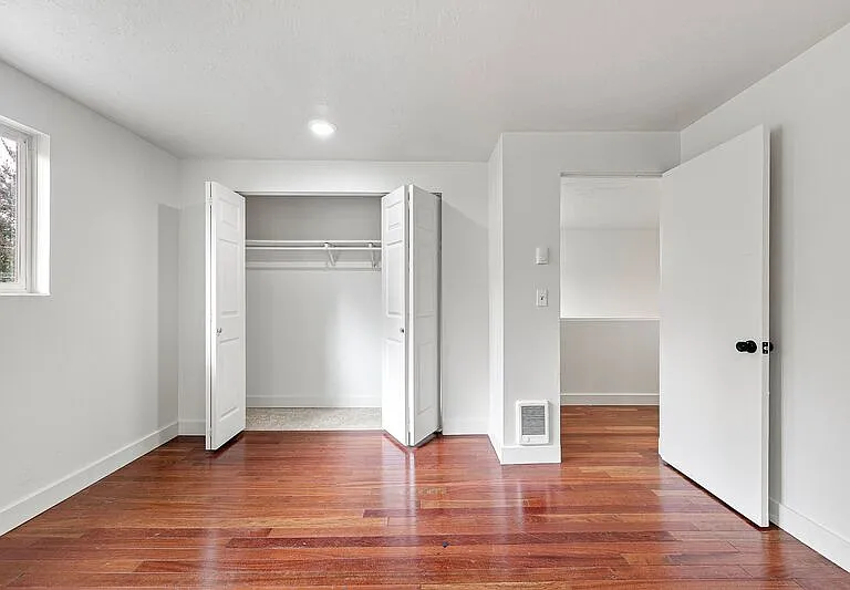 2105 Hawkins Ln — Photo 32