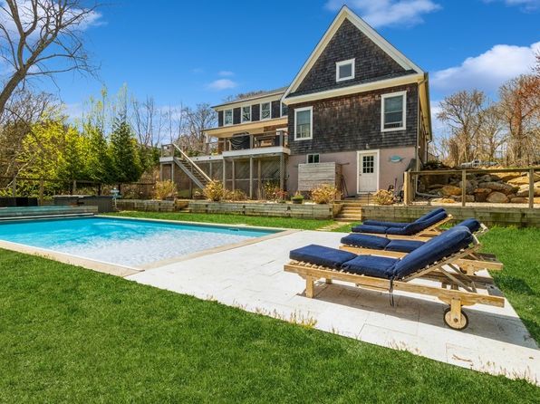 11 Beech Hollow Ct