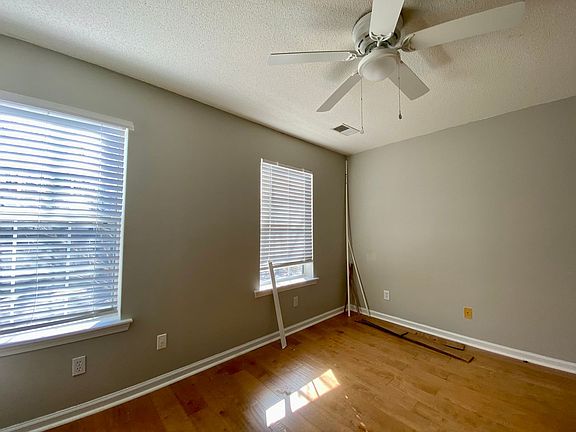 3rd image of 436 Gardners Cir #436