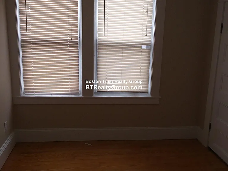 163 University Ave — Photo 7