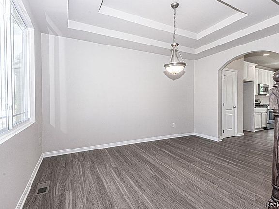 4th image of 53188 Woodland Meadows Dr