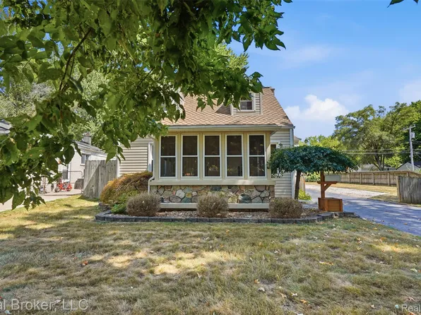 19410 Rensellor St, Livonia, MI 48152