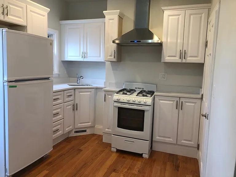 176 W 6th St #3 — Photo 1