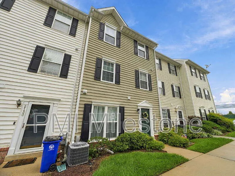 3 bed, 2.5 bath, 1550 sqft, $2,430 — Photo 2