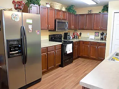 6 bed, 3.5 bath, 3000 sqft, $1,100 — Photo 3