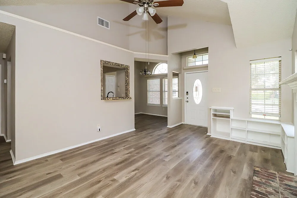 3 bed, 2.0 bath, 1067 sqft, $1,760 — Photo 3