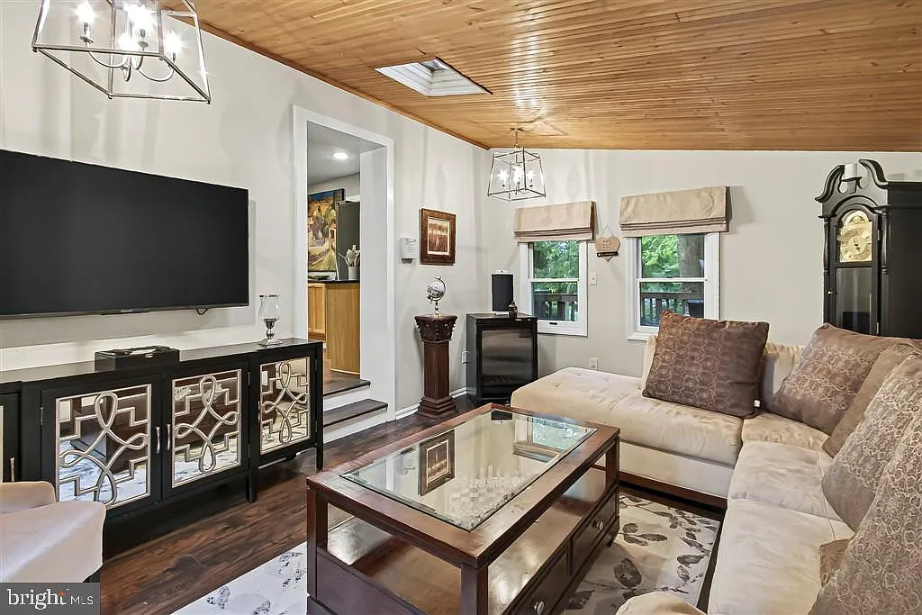 6 bed, 4.0 bath, 3200 sqft, $7,500 — Photo 2