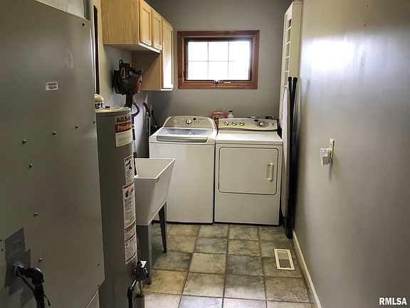 5th image of 407 E Oak Grove Dr
