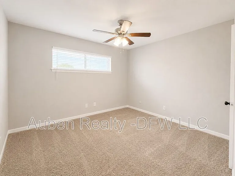 930 Lindy Ct — Photo 13