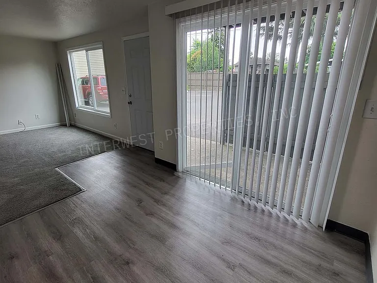 8231 N Fessenden St #9 — Photo 20
