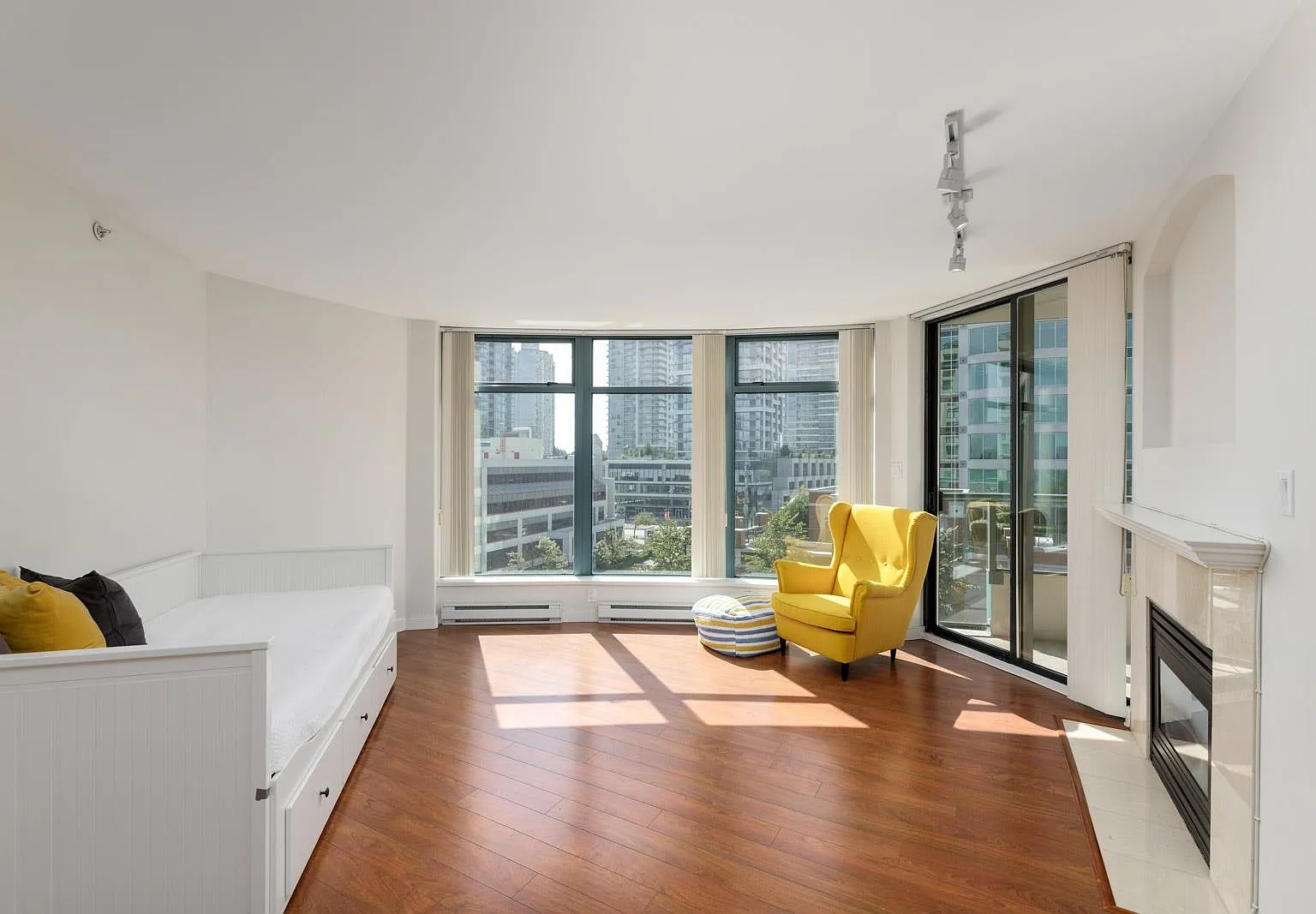 1 bed, 713 sqft, $2,300 — Photo 1