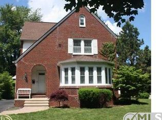 998 Roslyn Rd, Grosse Pointe Woods, MI 48236