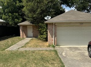 8220 Downe Dr, White Settlement, TX 76108