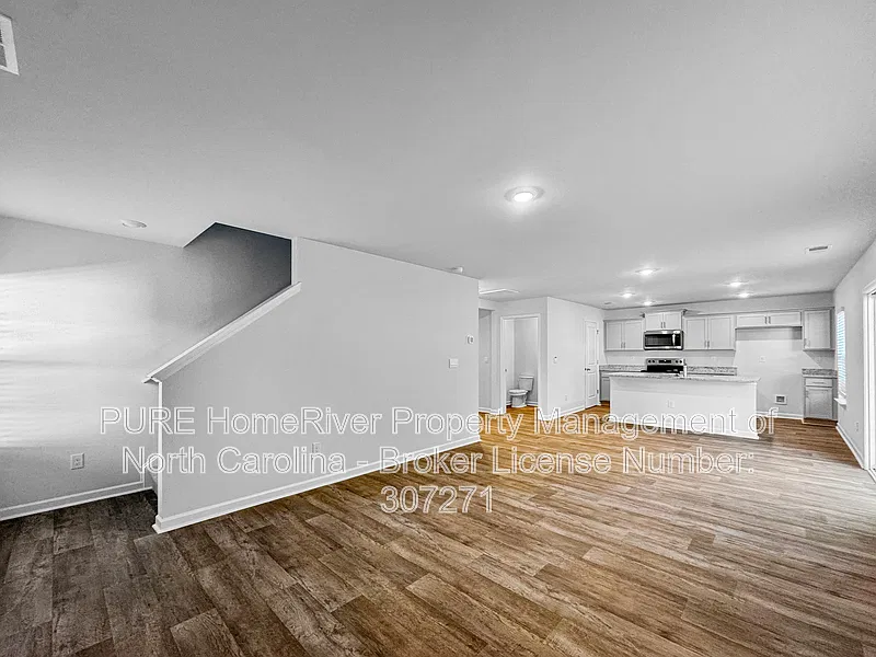 4 bed, 2.5 bath, 2164 sqft, $2,045 — Photo 3