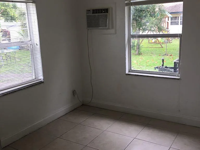 722 SW 3rd Pl #2 — Photo 7