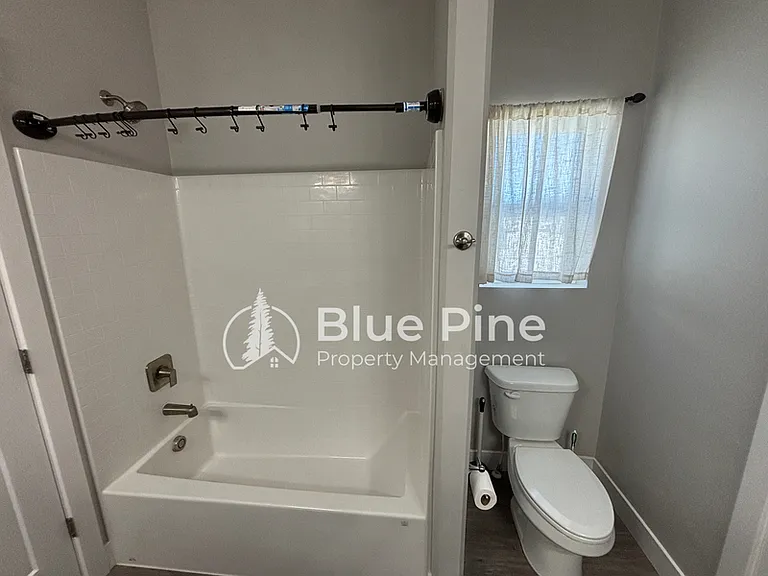 5760 Wildrose Ave — Photo 11