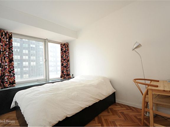 3rd image of 150-156 W 56th St APT 2906