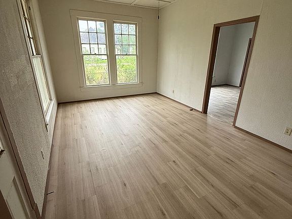 2nd image of 1084 Elgie St