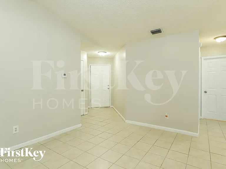 3021 Caroline Crest Dr E — Photo 2