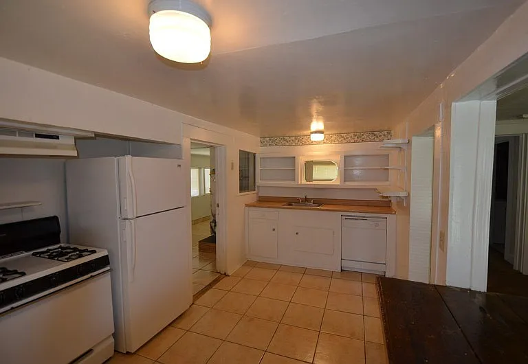 1146 Warner St — Photo 4