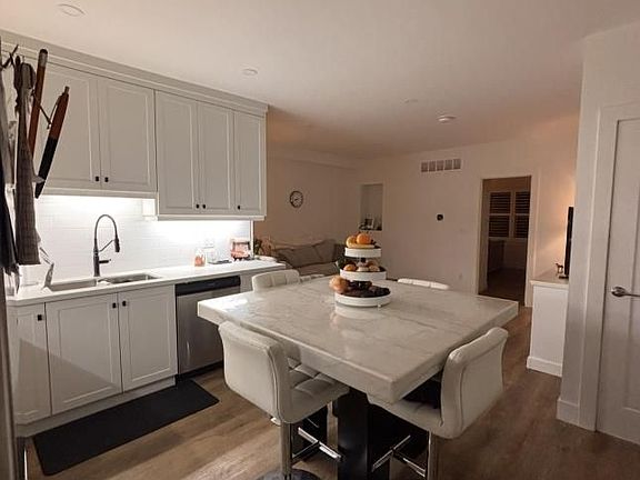 4th image of 372 Mary St #1
