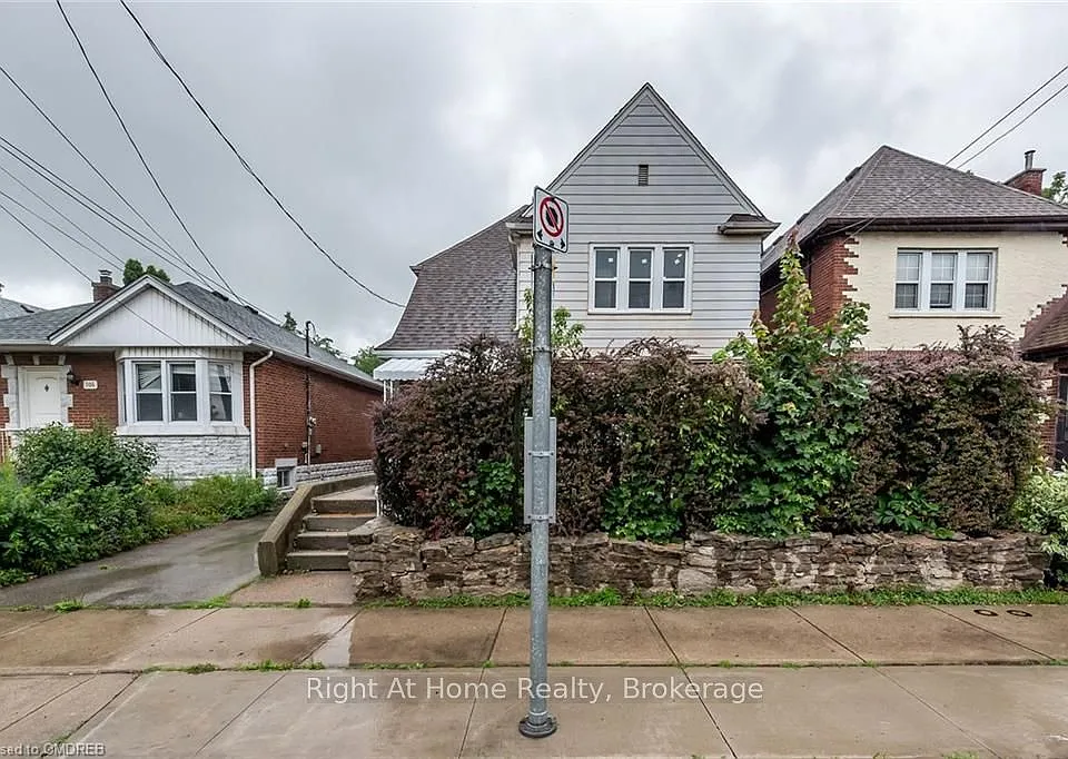 104 Longwood Rd S #2-1