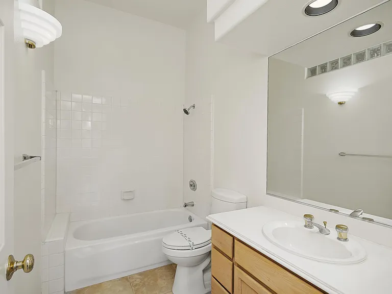 Bel Mondo Condos — Photo 12