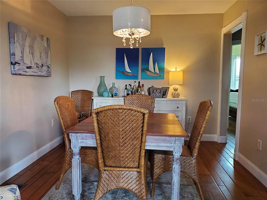 2 bed, 2.0 bath, 920 sqft, $2,000 — Photo 2