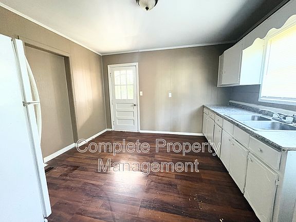 3rd image of 1252 18th Pl SW