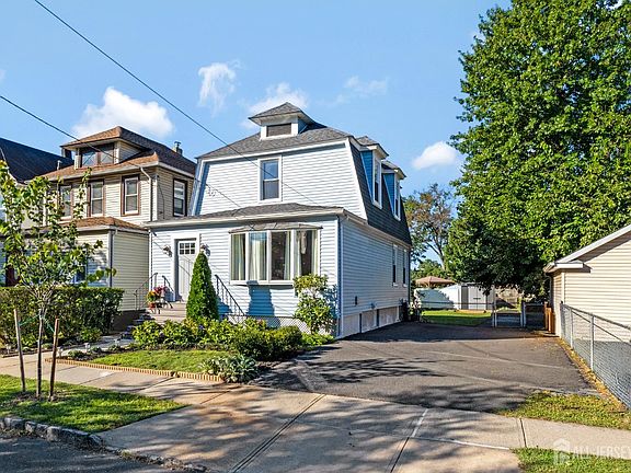 2nd image of 208 Walnut St