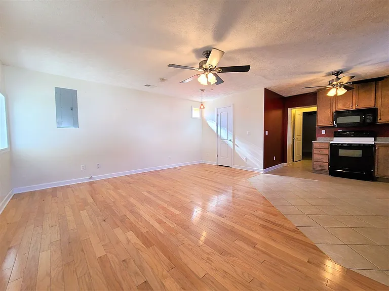 121 Fairfax Rd — Photo 8