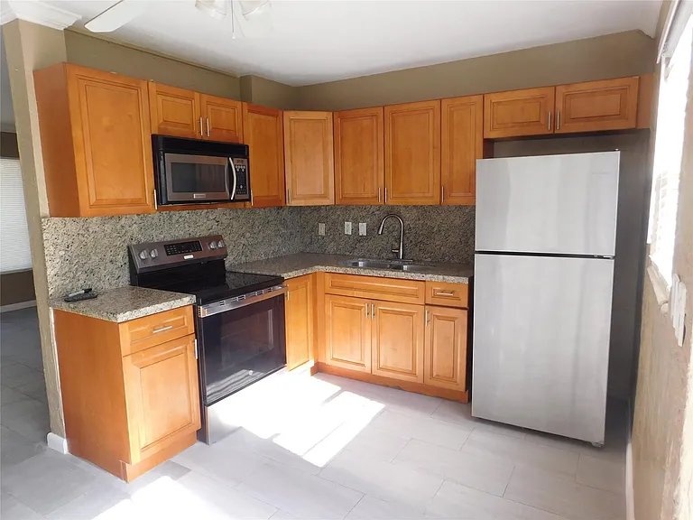 1511 SW 63rd Ave — Photo 6