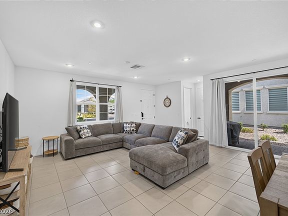 5th image of 826 Royal Beekman St