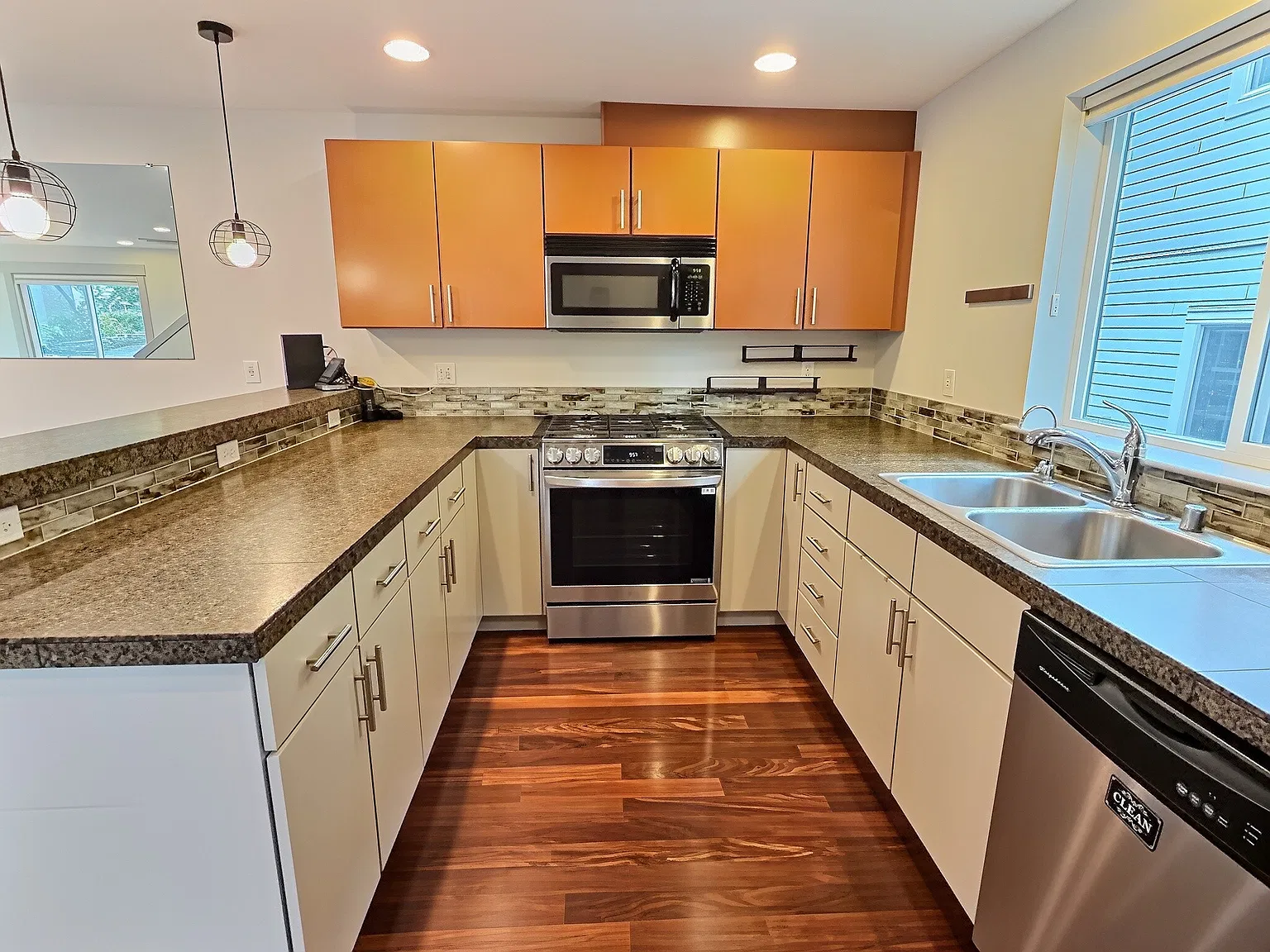 3 bed, 3.5 bath, 1500 sqft, $3,200 — Photo 4