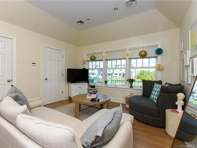1564 Fairfield Beach Rd — Photo 5