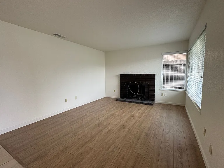 2047 Deauville Dr — Photo 3
