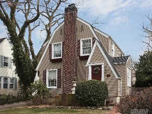 188 Bromleigh Rd, Garden City, NY 11530