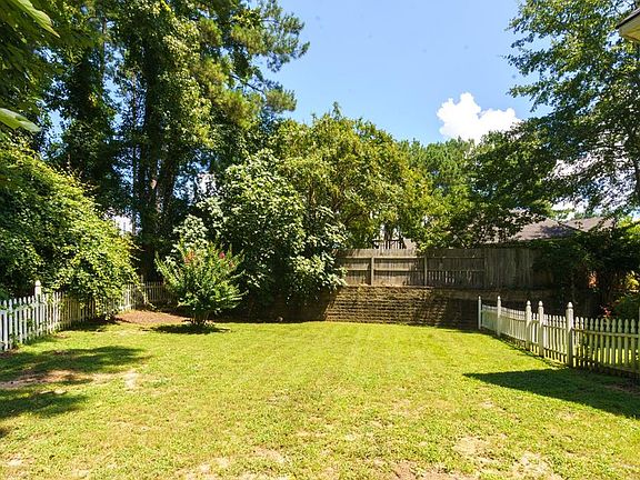 5th image of 713 Carriage Hills Pl