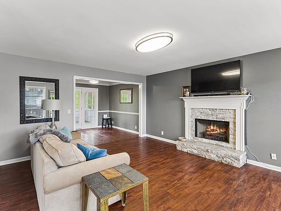 5th image of 107 Camden Ct N