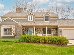 10326 N Fontainbleau Ct, Mequon, WI 53092