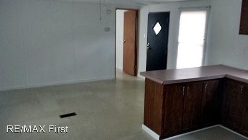 4th image of 327 Rockford Cedar St
