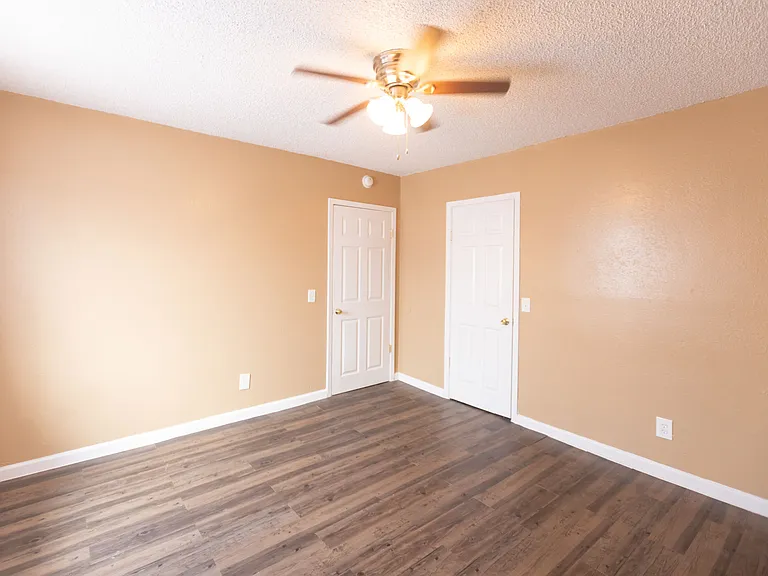 St. Charles Place Apartments — Photo 29