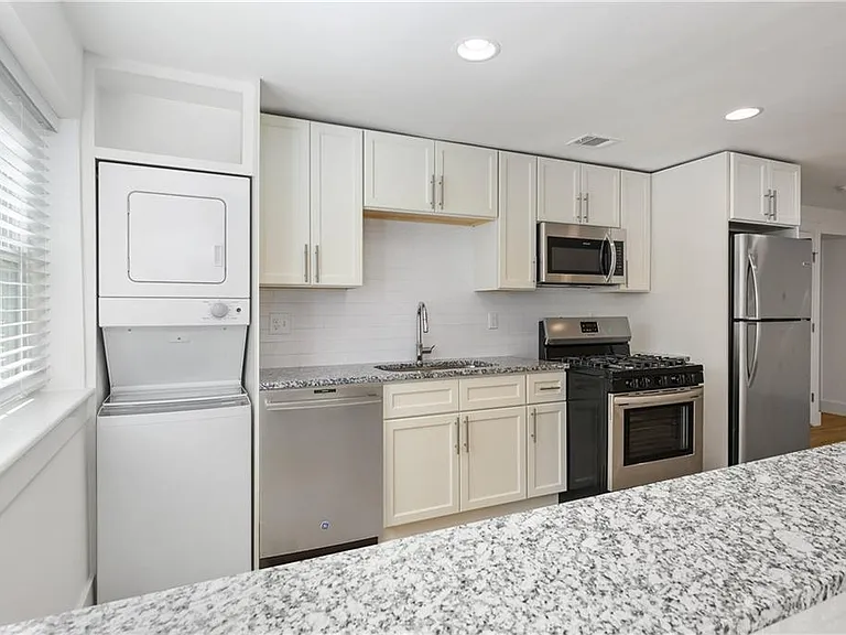 880 Saint Charles Ave NE #10 — Photo 5