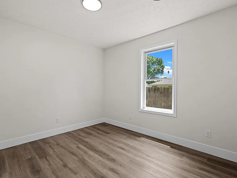 2020 Kildare Ave — Photo 18