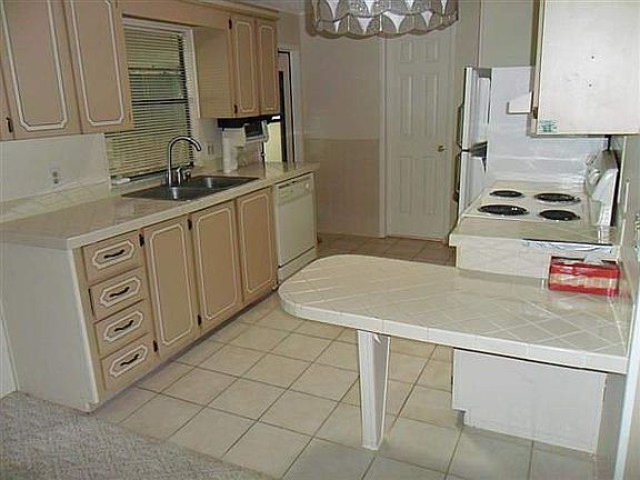 5th image of 245 Windsor Dr