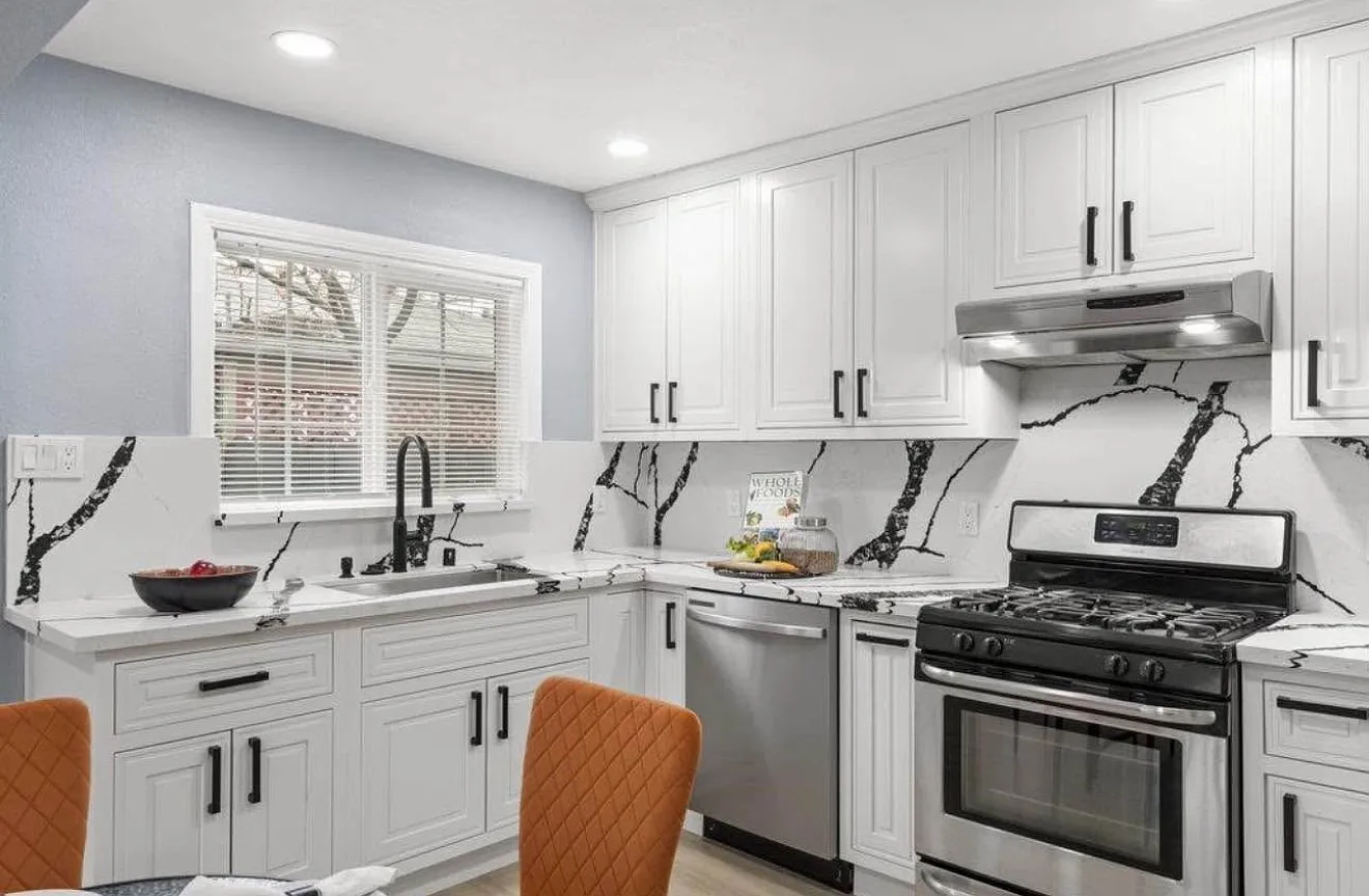 2 bed, 900 sqft, $3,200 — Photo 3