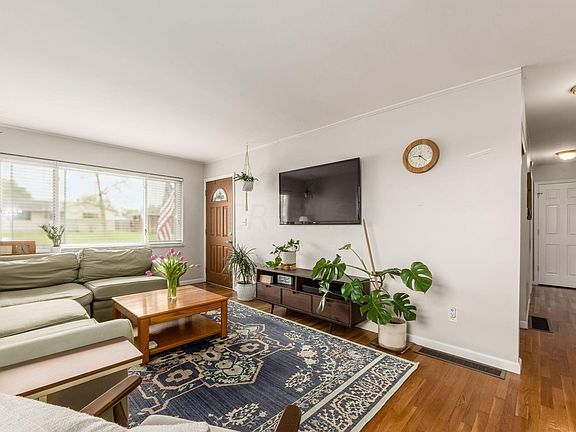 5th image of 2564 Queensway Dr