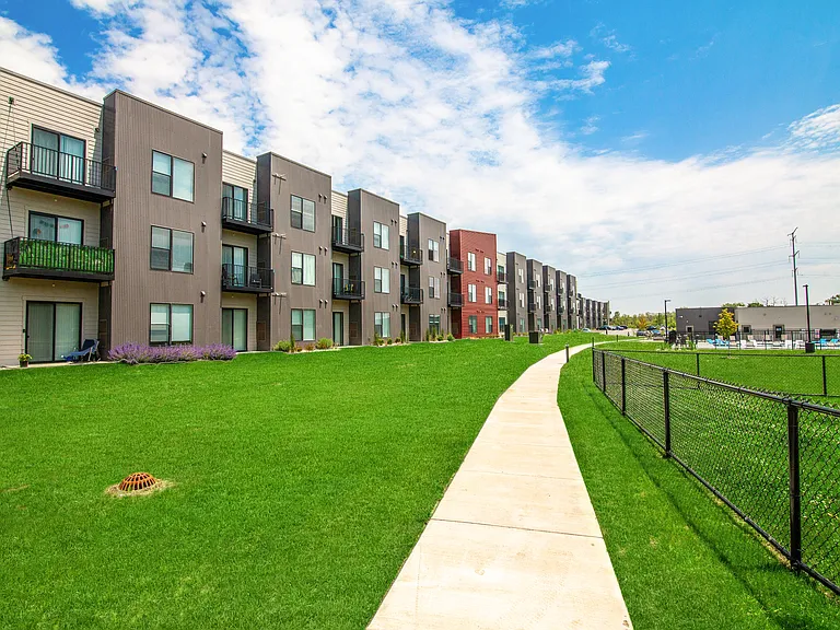 Courtyard at cobblestone Park — Photo 22