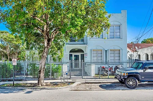 301 SW 10th Ave #1 Photo 1