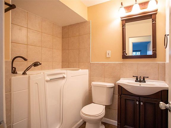 5th image of 2445 Pinehurst Dr